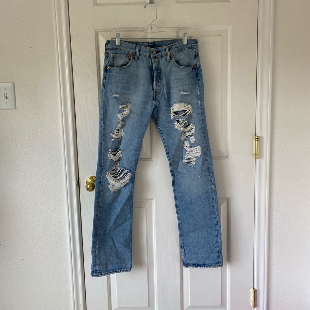 Levi’s Distressed Jeans / Size W 30 L 32
